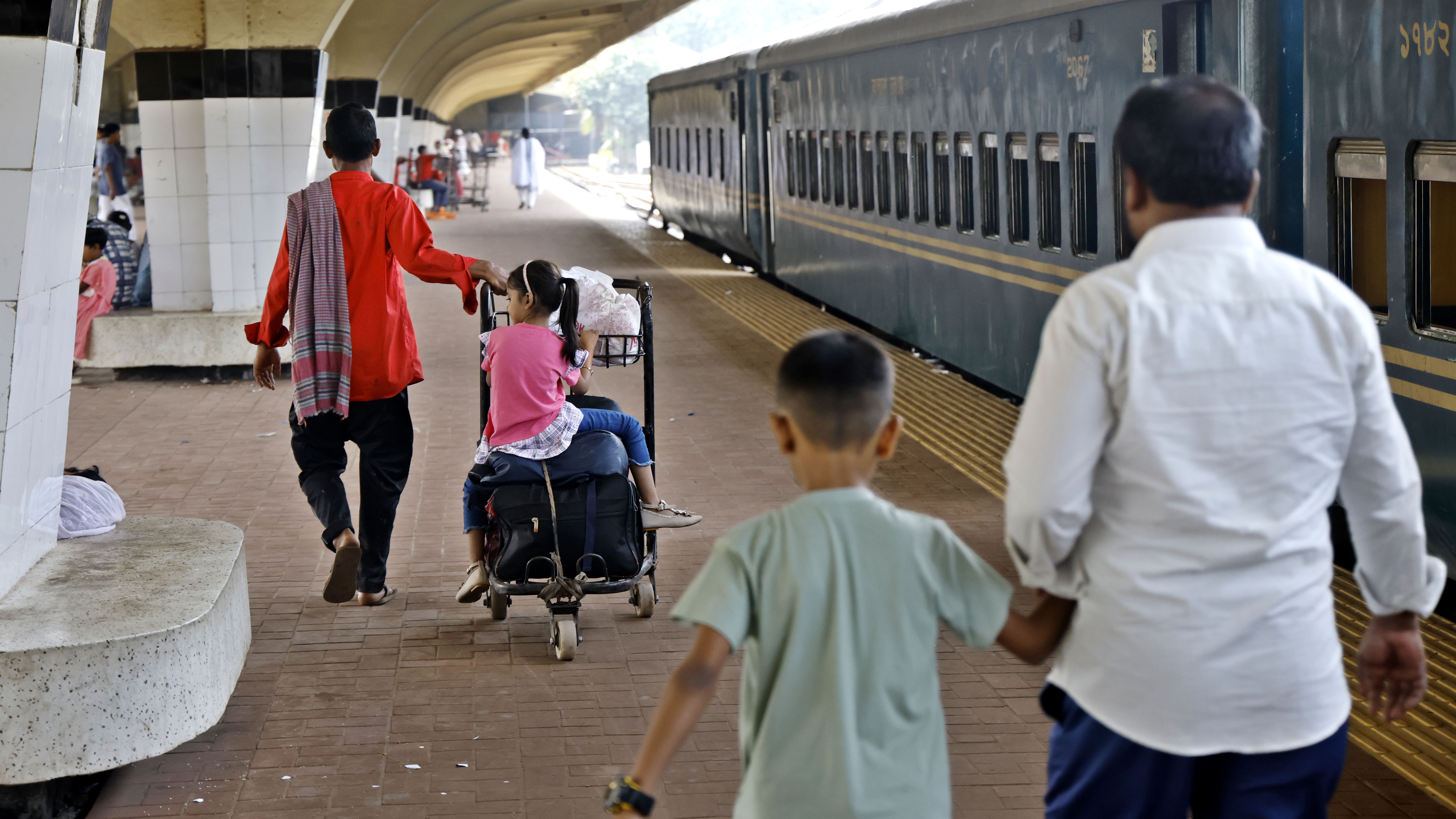 ঢাকায় ফিরে স্টেশনে ট্রলিতে করে বের হচ্ছে এক শিশু