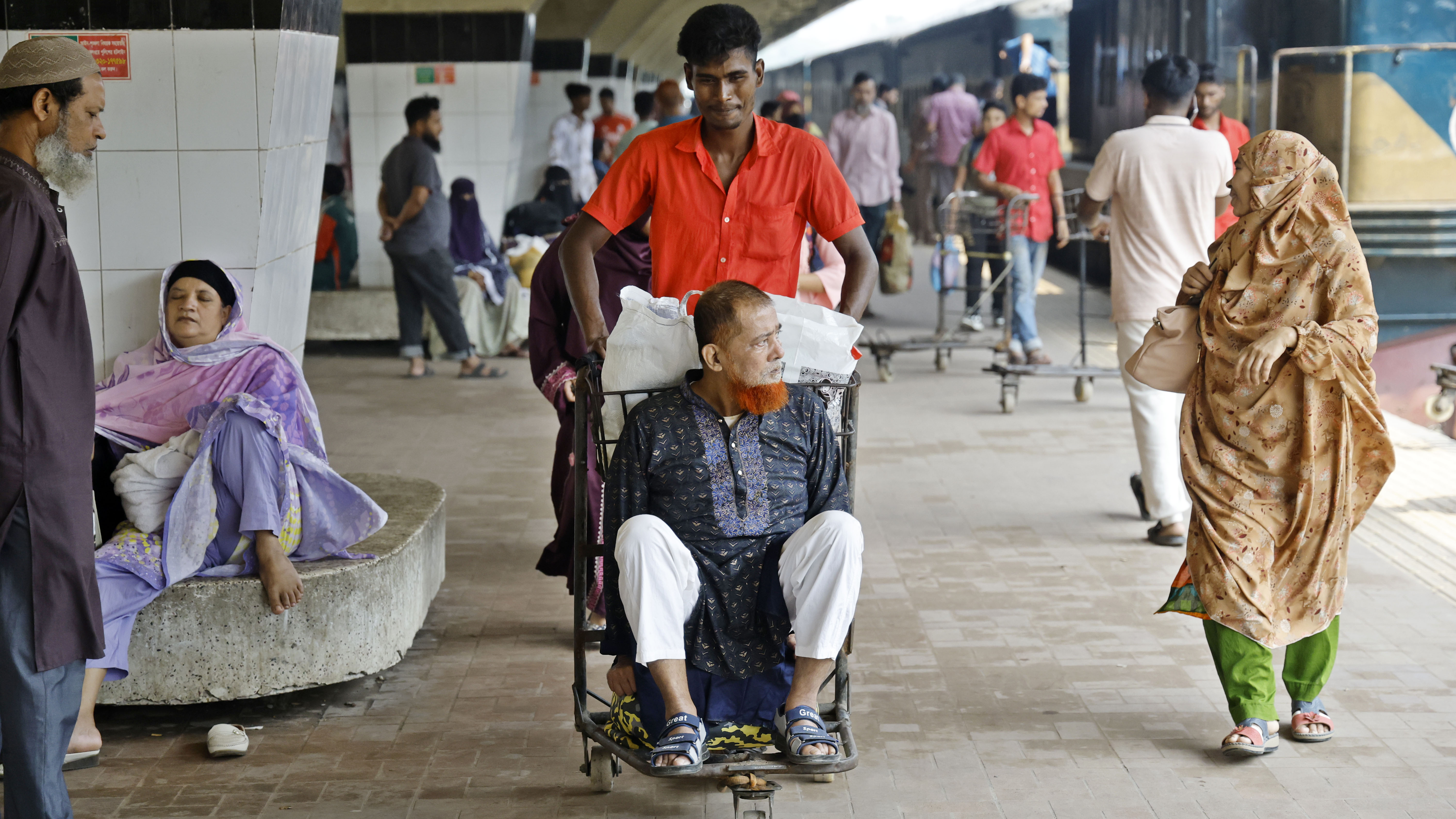 অসুস্থ যাত্রীকে ট্রলিতে করে স্টেশনের বাইরে দিয়ে আসেন কুলি
