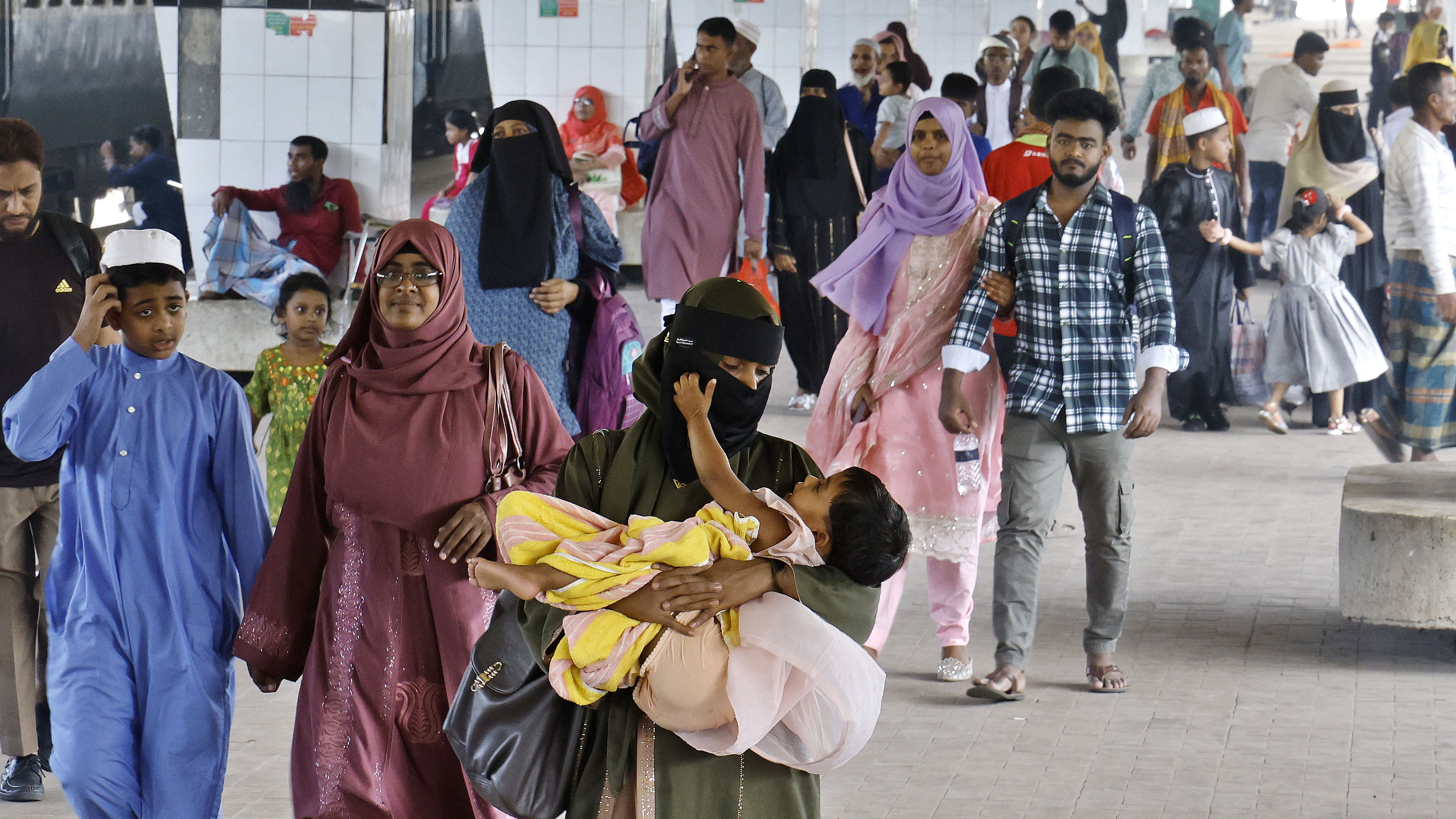 কর্মস্থলে ফেরার সময় স্টেশনে সন্তানের সঙ্গে মায়ের খুনসুটি