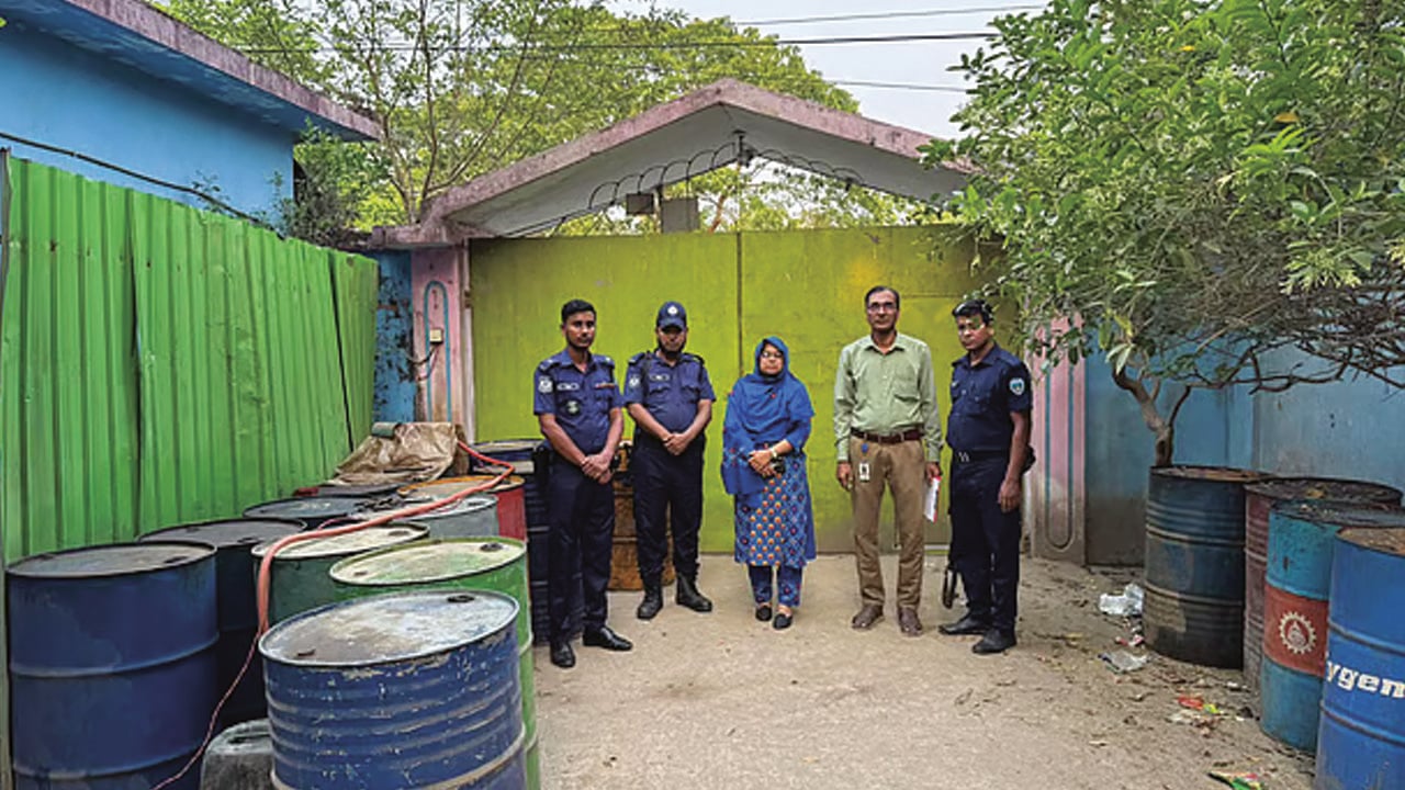 বাড়ি থেকে সাড়ে ৫ হাজার লিটার জ্বালানি তেল জব্দ