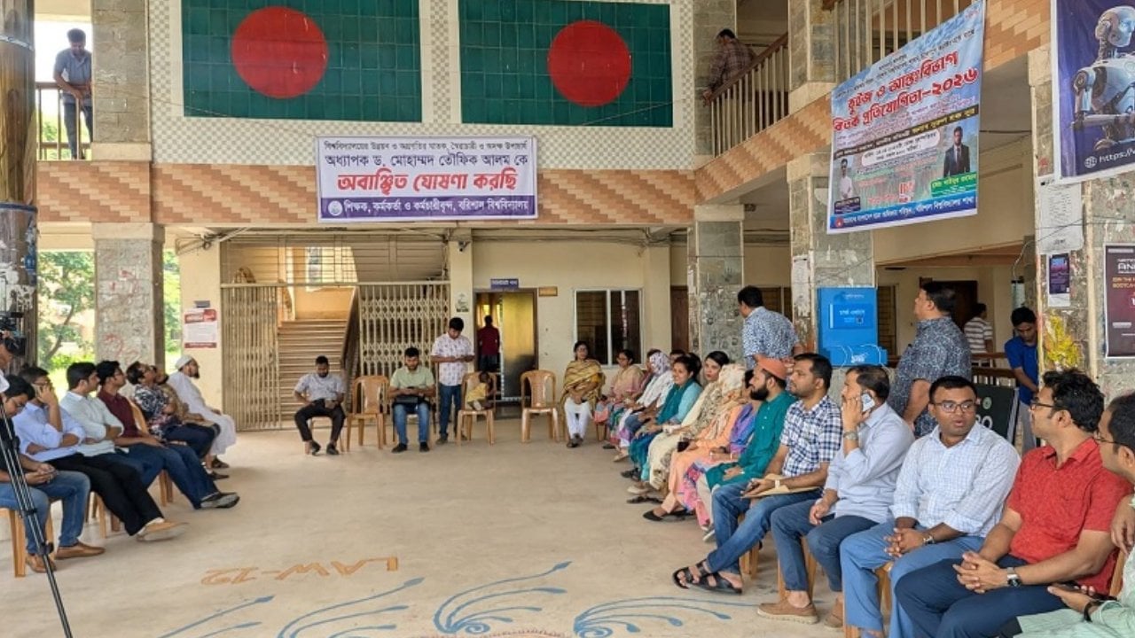 বরিশাল বিশ্ববিদ্যালয়ে চলছে ‘কমপ্লিট শাটডাউন’, উপাচার্যকে অবাঞ্ছিত ঘোষণা