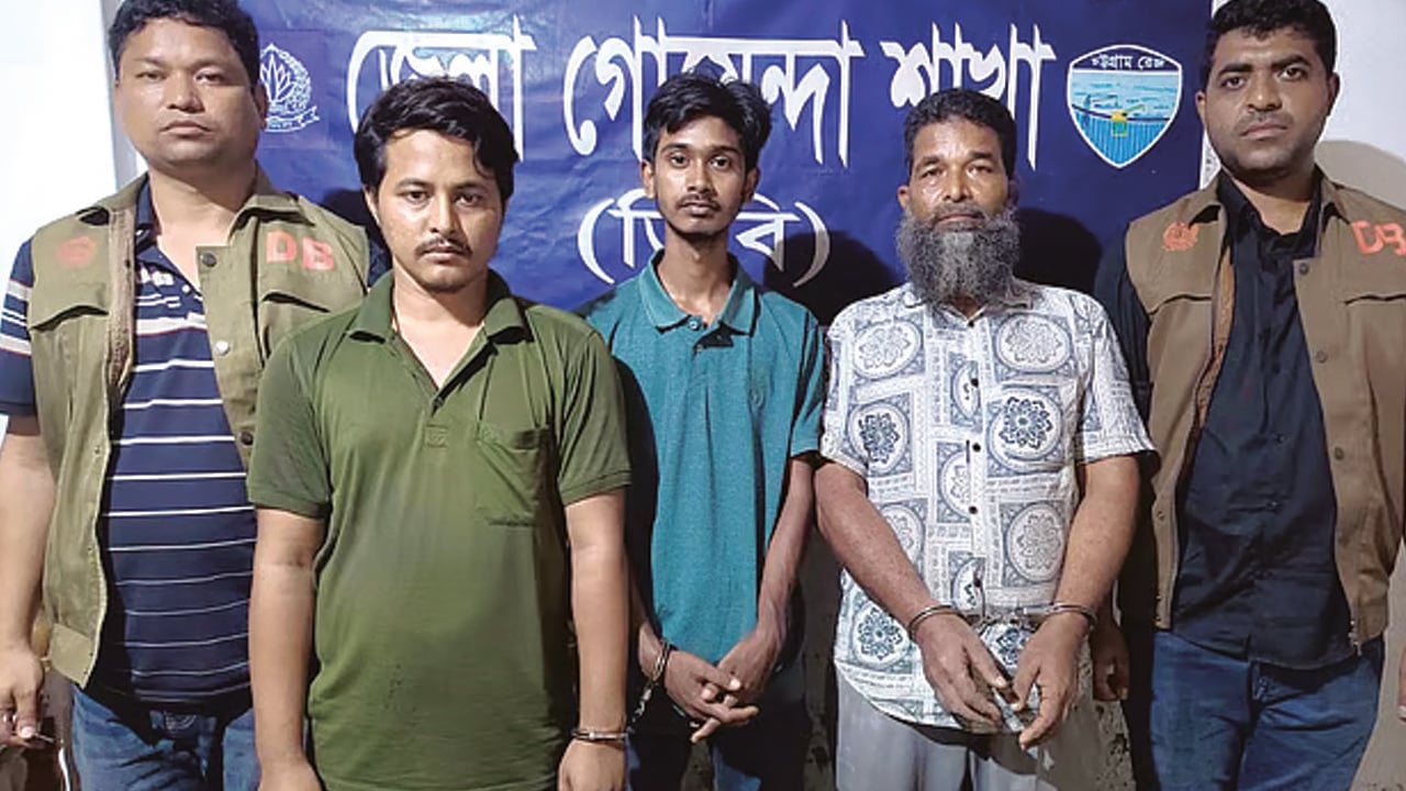 বাড়িতে মজুত ১২০০ লিটার পেট্রোল, গ্রেপ্তার ৩