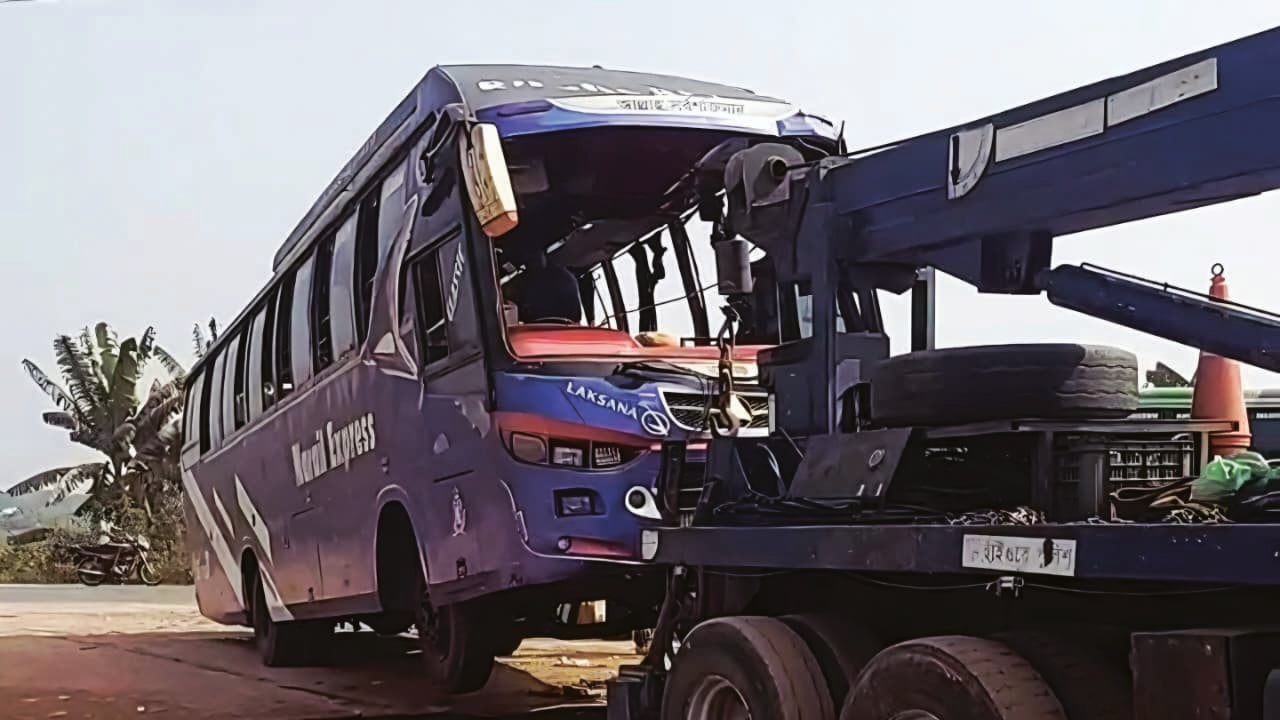 ফরিদপুরে বাস উল্টে ২ যাত্রীর মৃত্যু