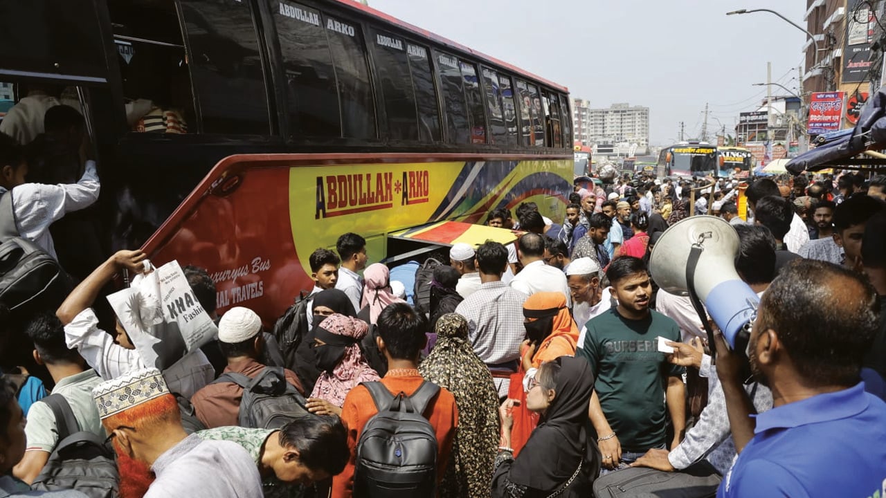 গাবতলী-মহাখালী বাস টার্মিনালে উপচেপড়া ভিড়, মিলছে না টিকিট