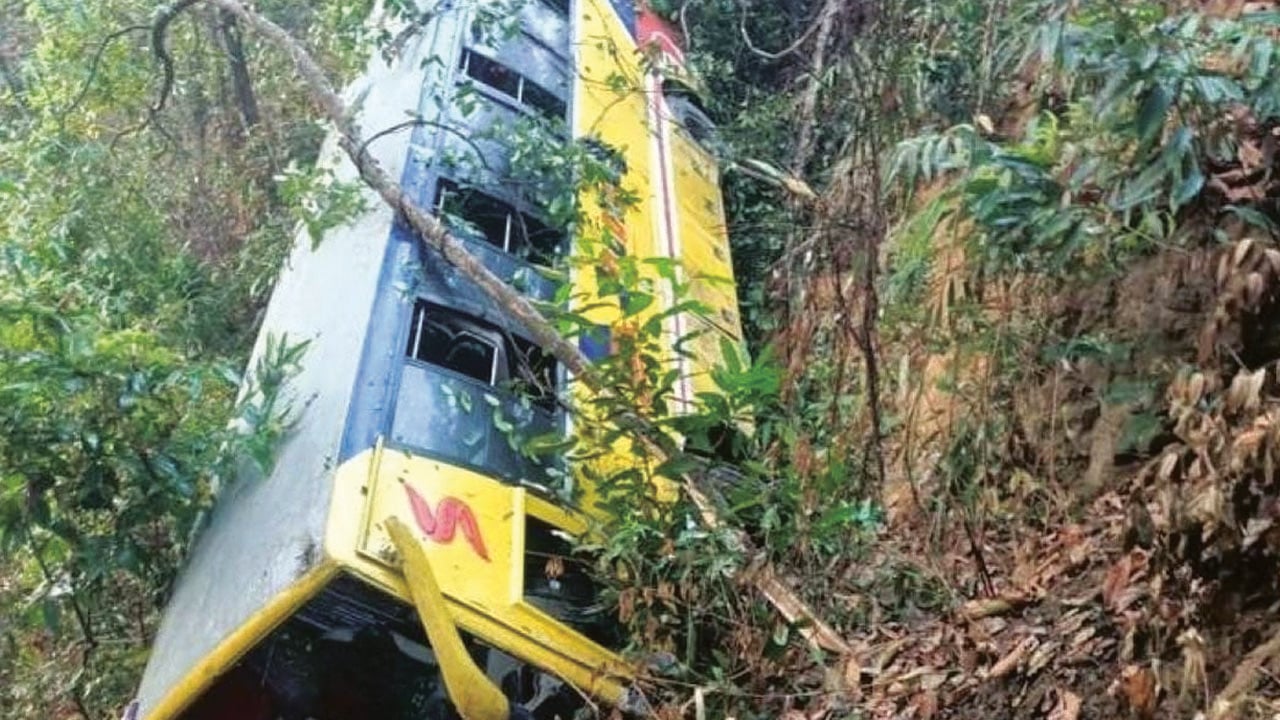 বান্দরবানে পর্যটকবাহী বাস খাদে, আহত ২০