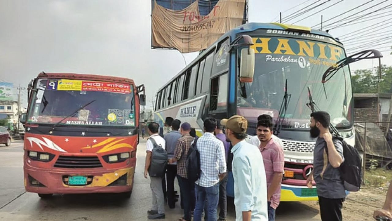 তেল ফুরিয়ে যাওয়ায় মাঝপথেই থেমে গেলো বাস