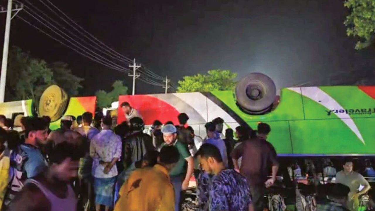 কুমিল্লায় উল্টে গেছে ফেনীগামী বাস, আহত ৫