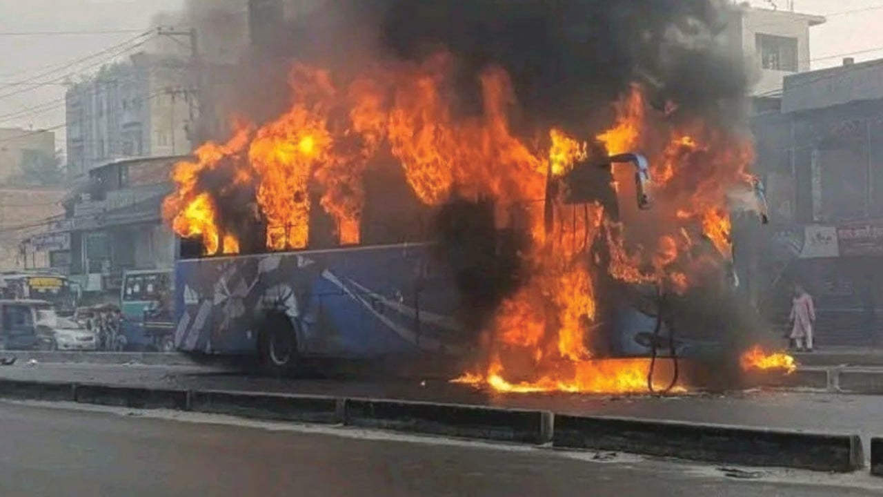 মোটরসাইকেলকে চাপা দেওয়ার পর আগুনে পুড়ল  বাস