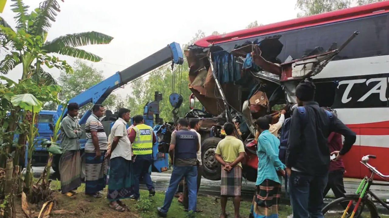 দাঁড়িয়ে থাকা ট্রাকে স্লিপার বাসের ধাক্কা, নিহত ২