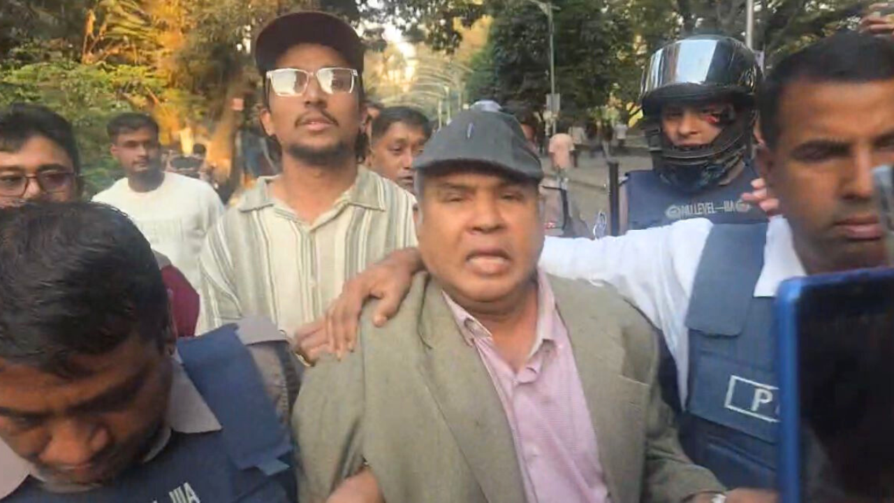 ধানমন্ডি ৩২-এ শ্রদ্ধা, ঢাবি অধ্যাপকসহ পুলিশি হেফাজতে ৫