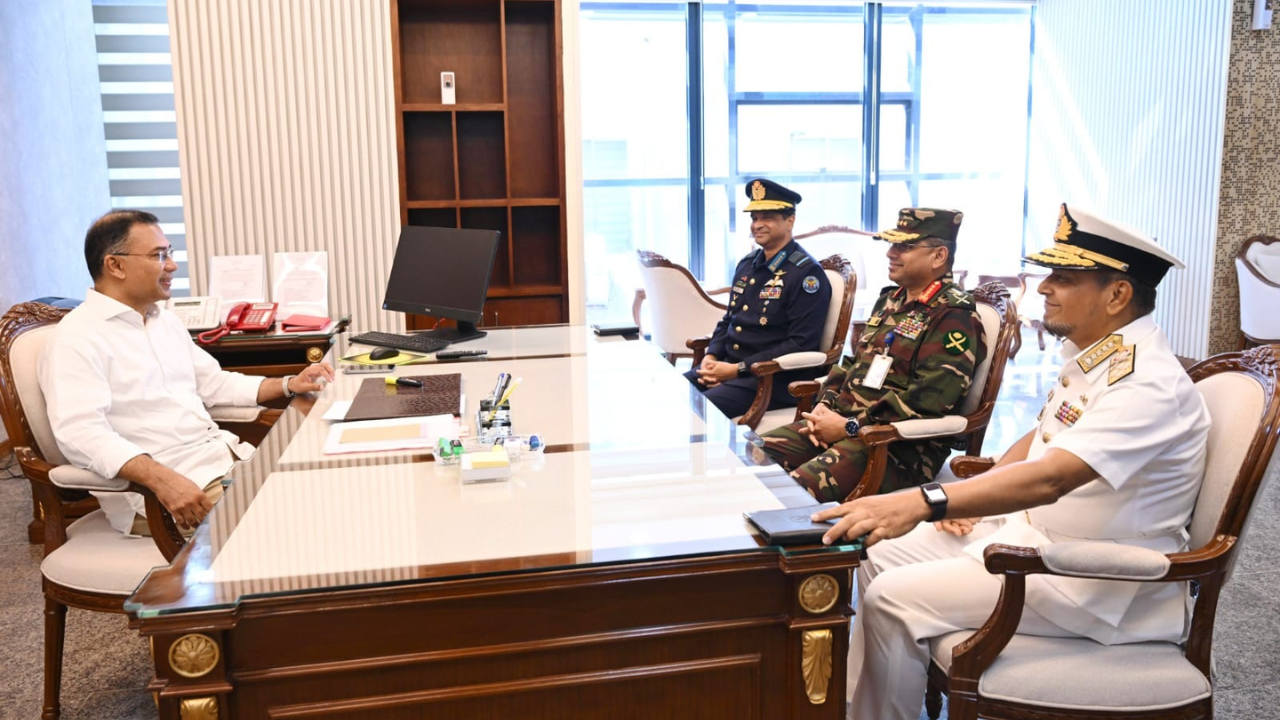 প্রধানমন্ত্রীর সঙ্গে তিন বাহিনী প্রধানের সাক্ষাৎ