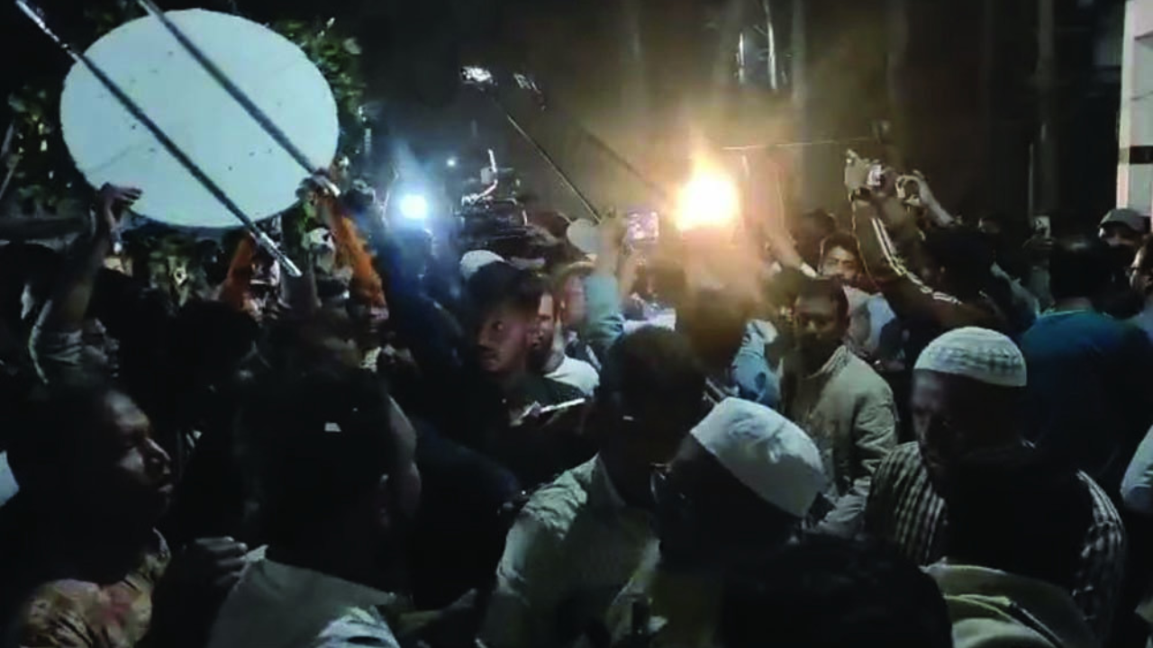 শহীদ মিনারে ফুল দিতে গিয়ে লাঞ্ছিত রুমিন ফারহানা