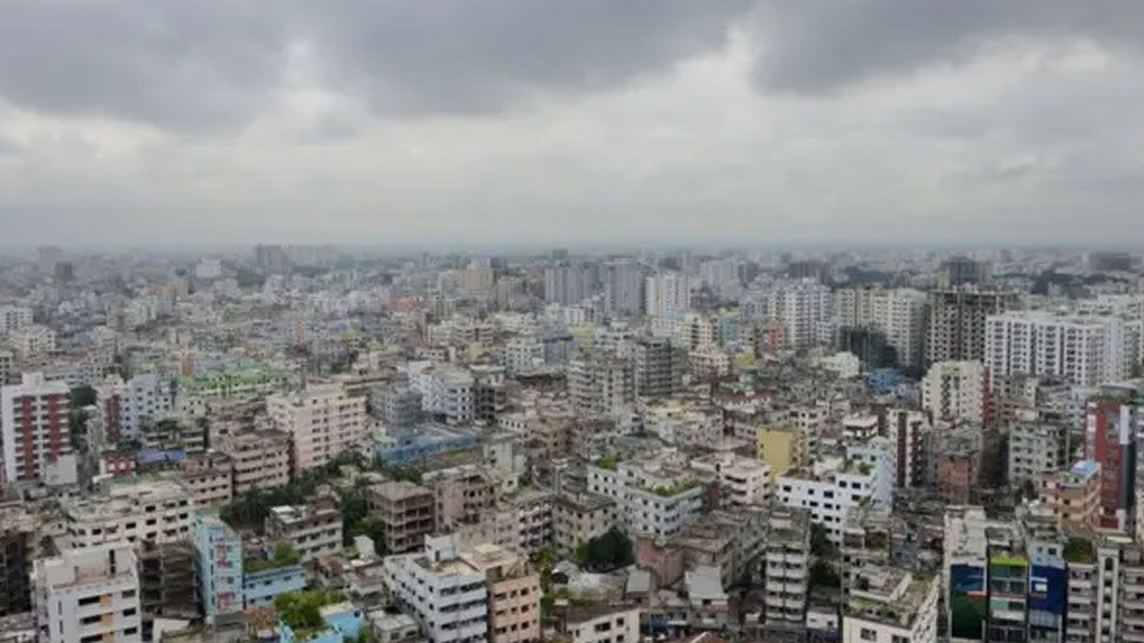 বৃষ্টিপাতের মধ্যেও বায়ুদূষণে বিশ্বের শীর্ষে ঢাকা