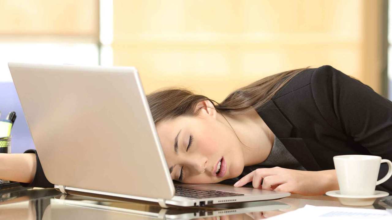 বেতন কম বলে অফিসে ৫ ঘণ্টা ঘুমান চীনা তরুণী