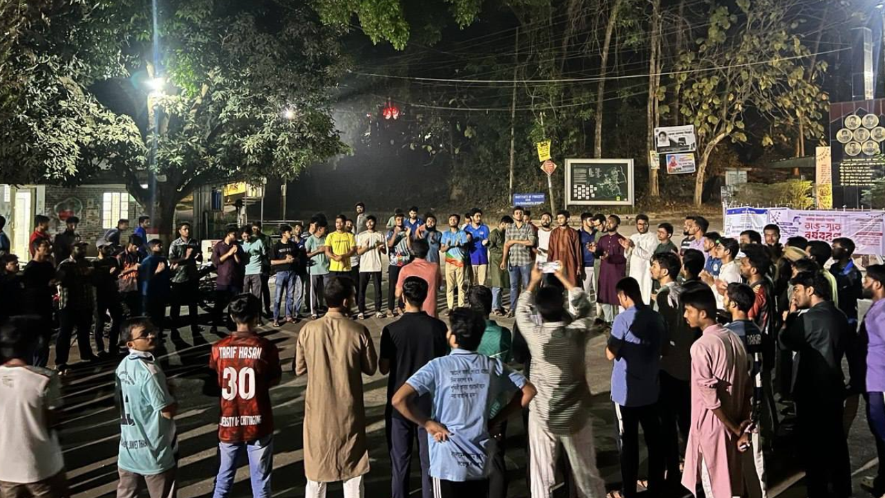 চবি শিক্ষার্থীদের ওপর আবারও স্থানীয়দের হামলা, সাংবাদিকসহ আহত ৪