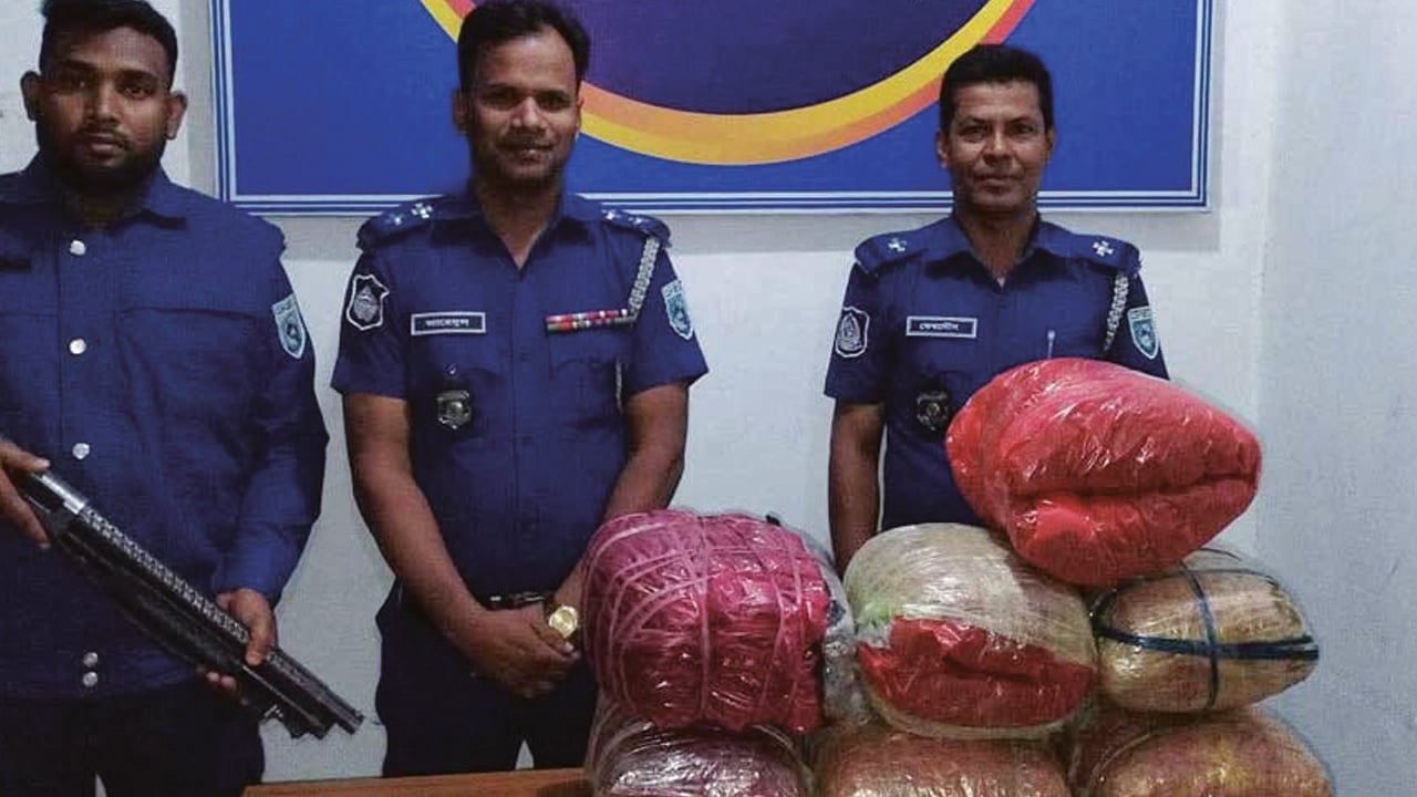 চেকপোস্ট দেখে পালানোর চেষ্টা, অটোরিকশায় মিললো ২৭ কেজি গাঁজা