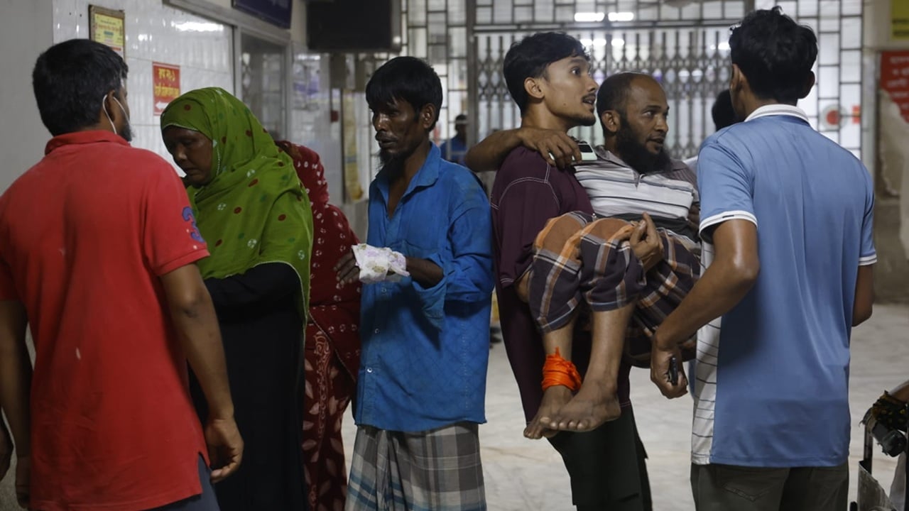 ঢামেকে সংর্ষের পর পুলিশ মোতায়েন, জরুরি সেবা শুরু হয়নি