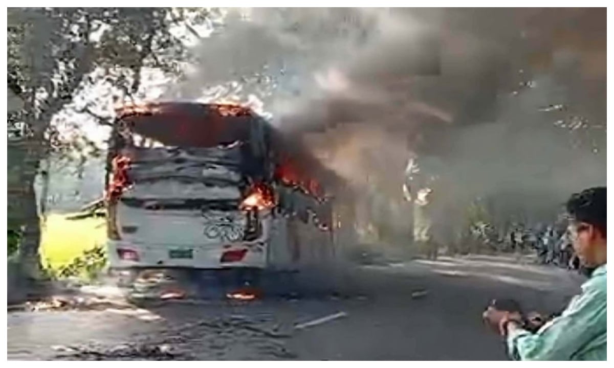 চলন্ত বাসে আগুন, নিহত ১