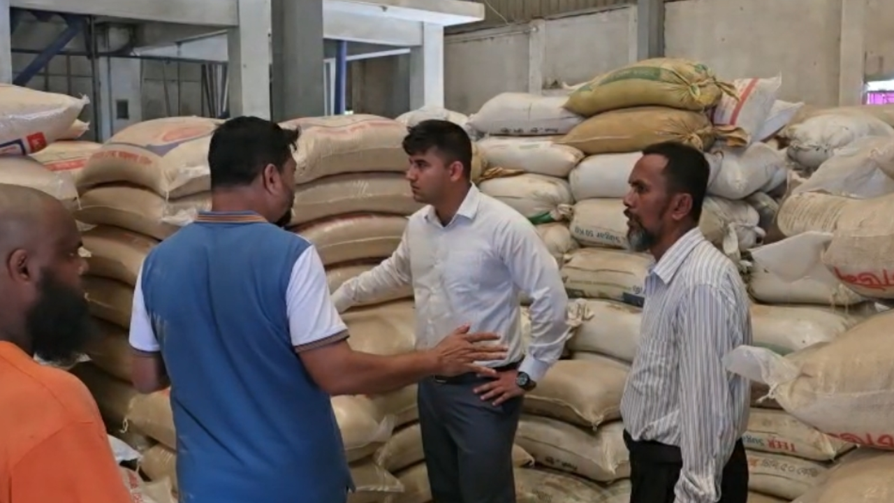 প্লাস্টিকের বস্তায় চাল, অটো রাইস মিলকে জরিমানা