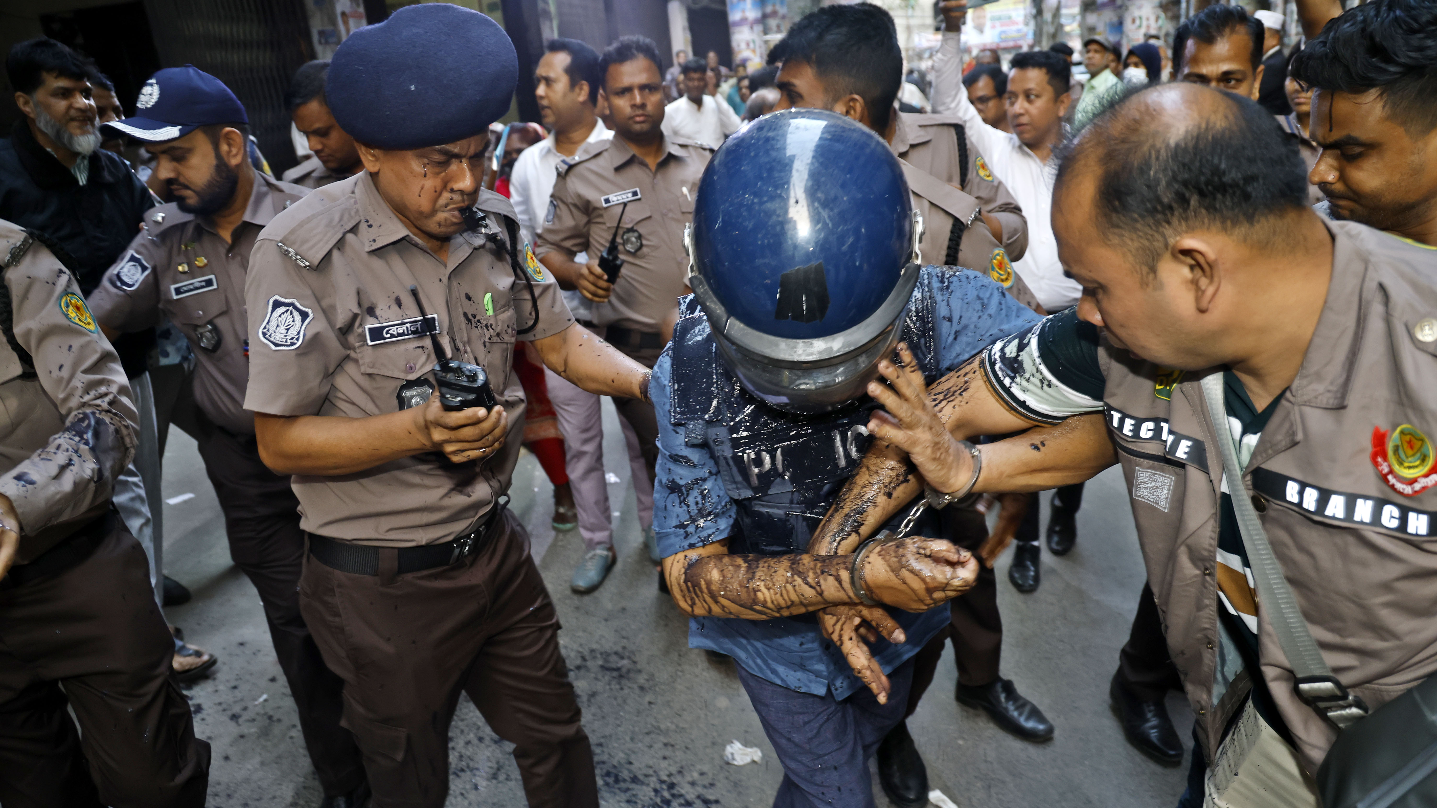 এ সময় হাঠাৎ তাকে লক্ষ্য করে এক ব্যক্তি ময়লা পানি নিক্ষেপ করেন। ছবি: হারুন-অর-রশীদ