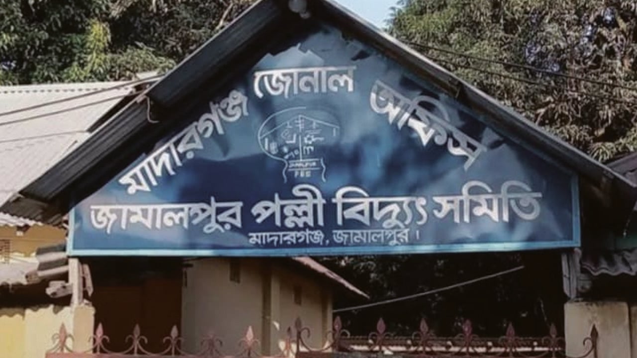 চার দিন ধরে বিদ্যুৎ নেই ১৫ গ্রামে