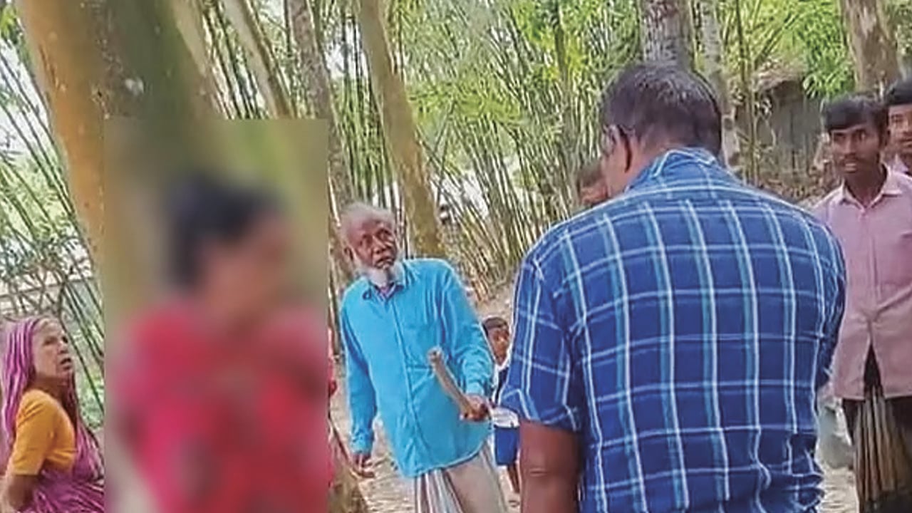 চুরির অভিযোগে স্ত্রীকে গাছে বেঁধে মারধর