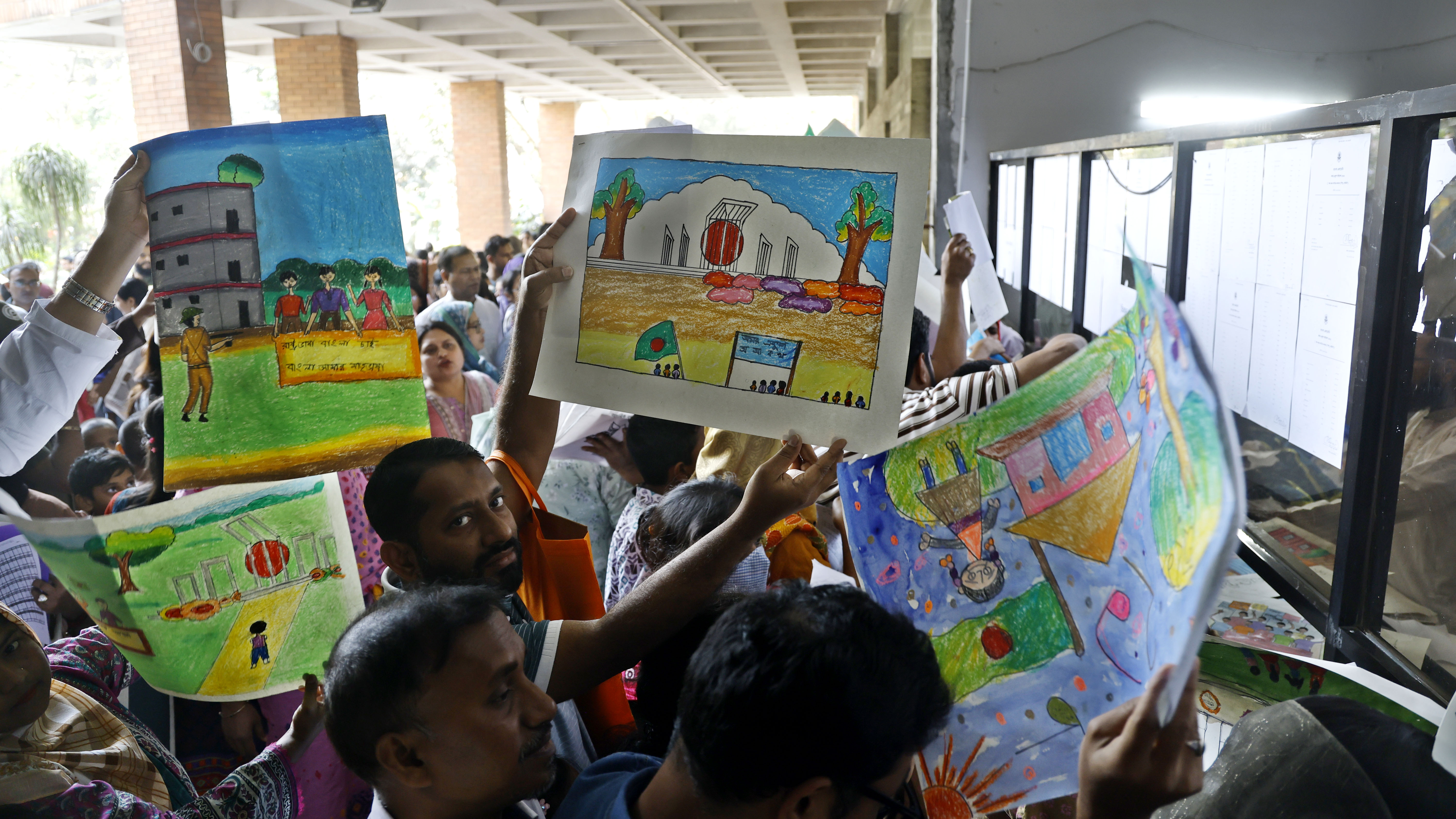 ড্রইং করা কাগজ জমা দিতে অভিভাবকদের ভিড়