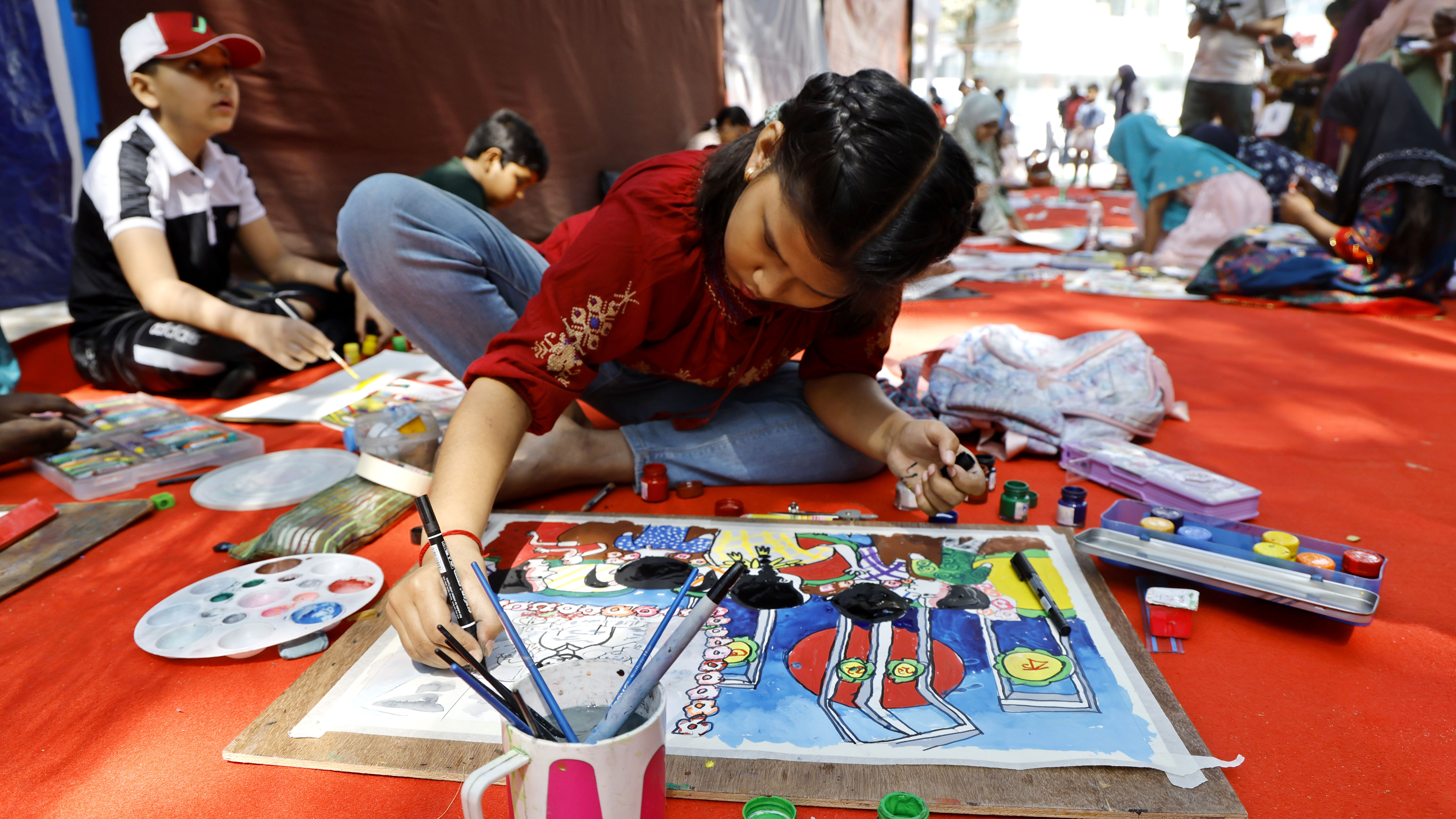 শিশুরা রং তুলির আচড়ে ফুটিয়ে তোলে ভাষা আন্দোলনের চিত্রকর্ম