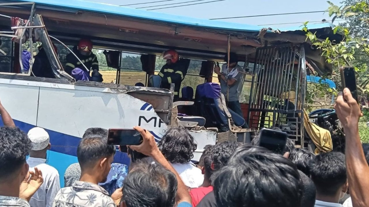 চট্টগ্রামে দুই বাসের মুখোমুখি সংঘর্ষ, নিহত ৩