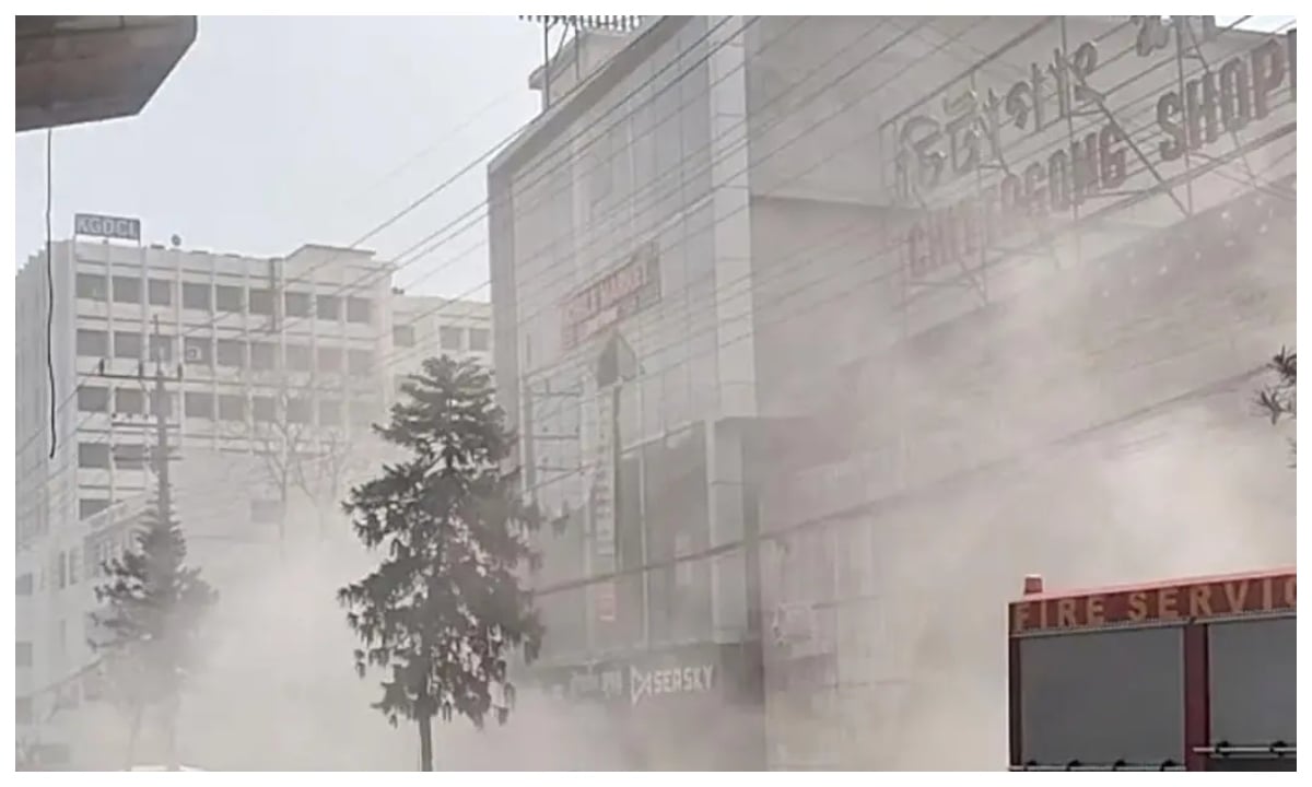চট্টগ্রামে শপিং কমপ্লেক্সে আগুন