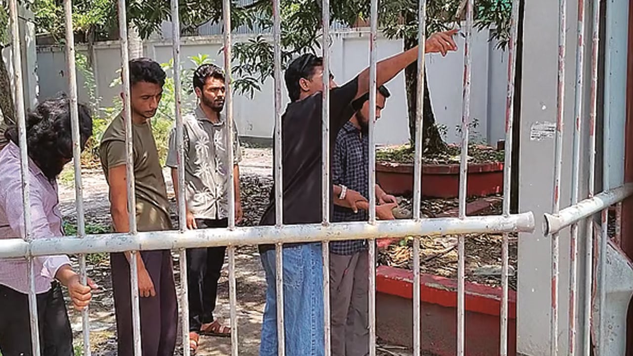 ঝালকাঠিতে আমুর বাড়ির ফটক ভাঙলেন শিক্ষার্থীরা