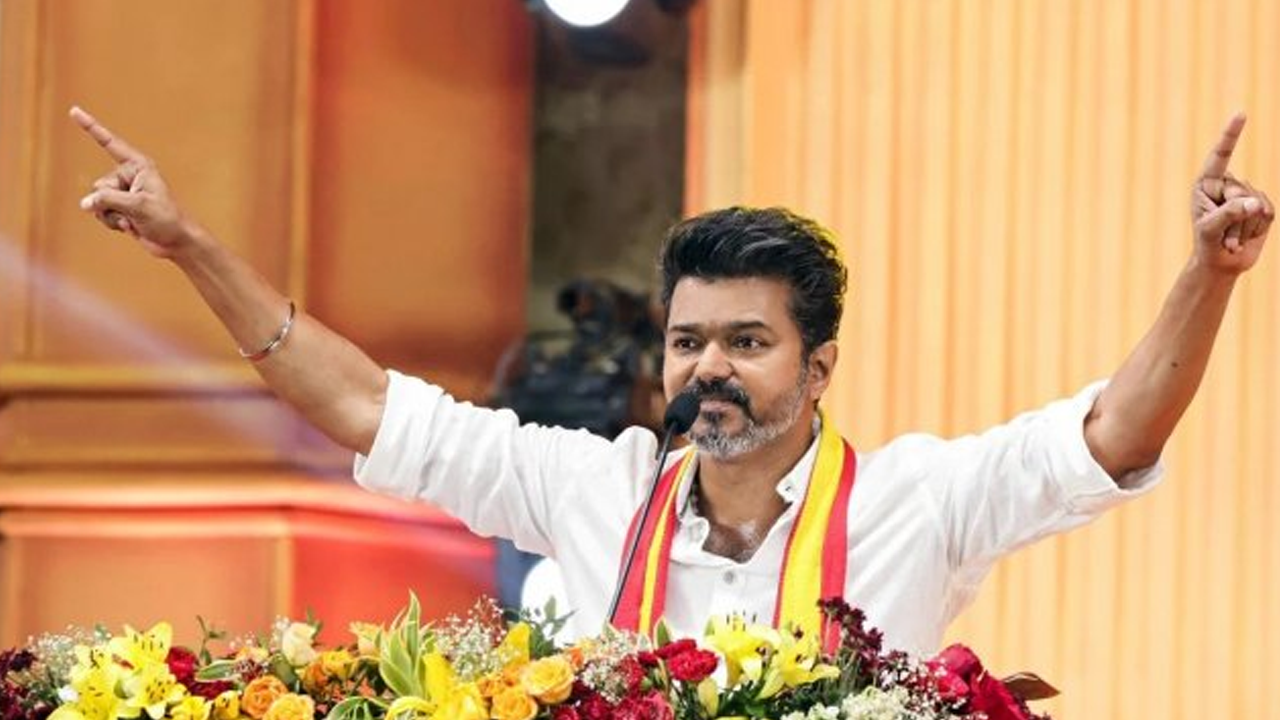 ৫ দিনের নাটকীয়তা শেষে তামিলনাড়ুতে বিজয়ের সরকার