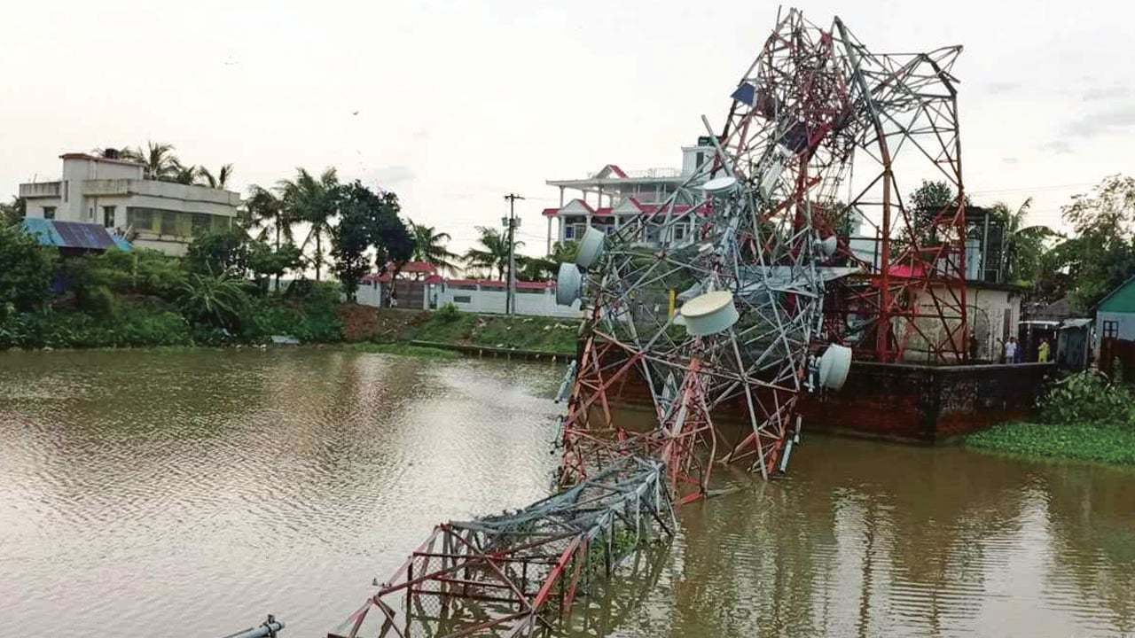 কালবৈশাখীর তাণ্ডবে ভেঙে পড়লো মোবাইল টাওয়ার