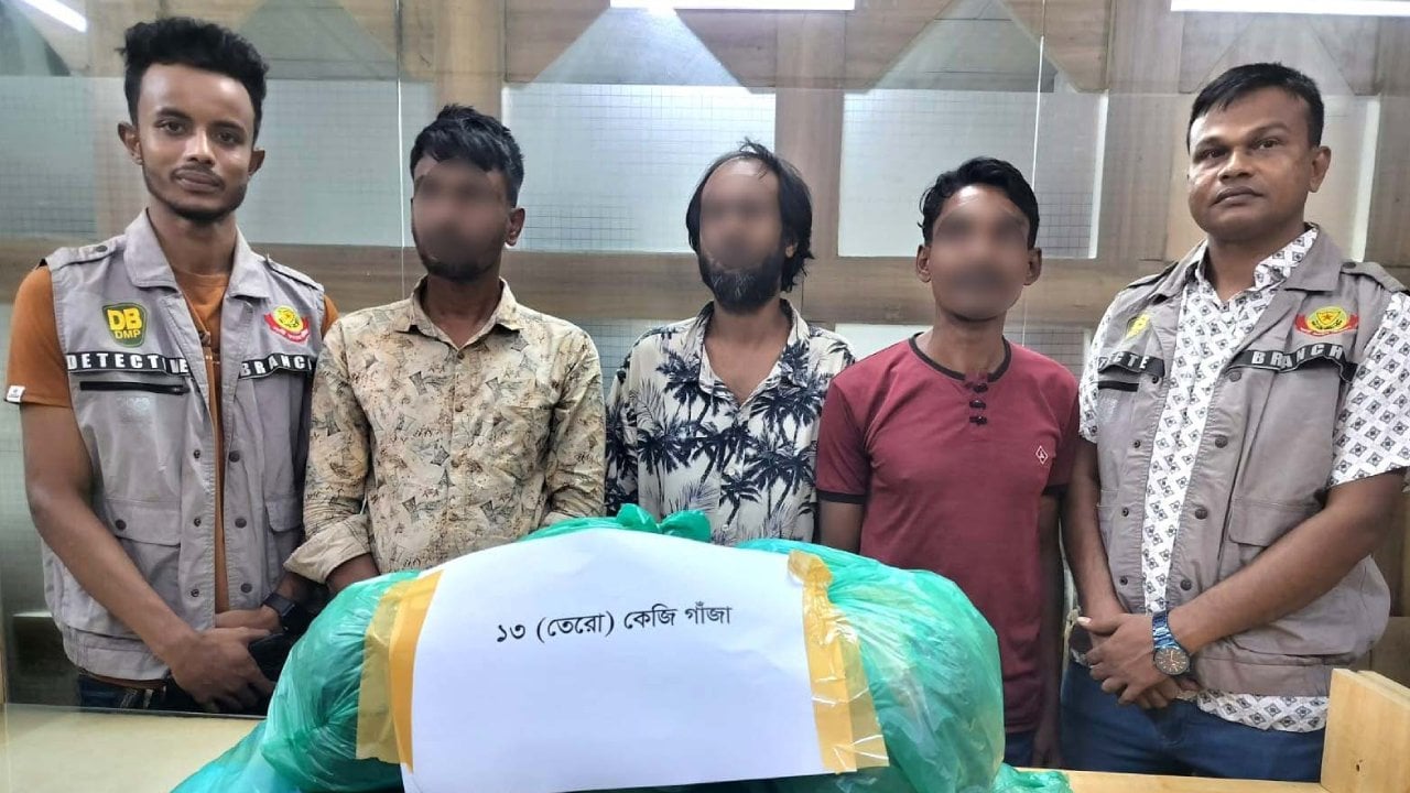 রাজধানীতে ১৩ কেজি গাঁজাসহ তিন কারবারি গ্রেপ্তার