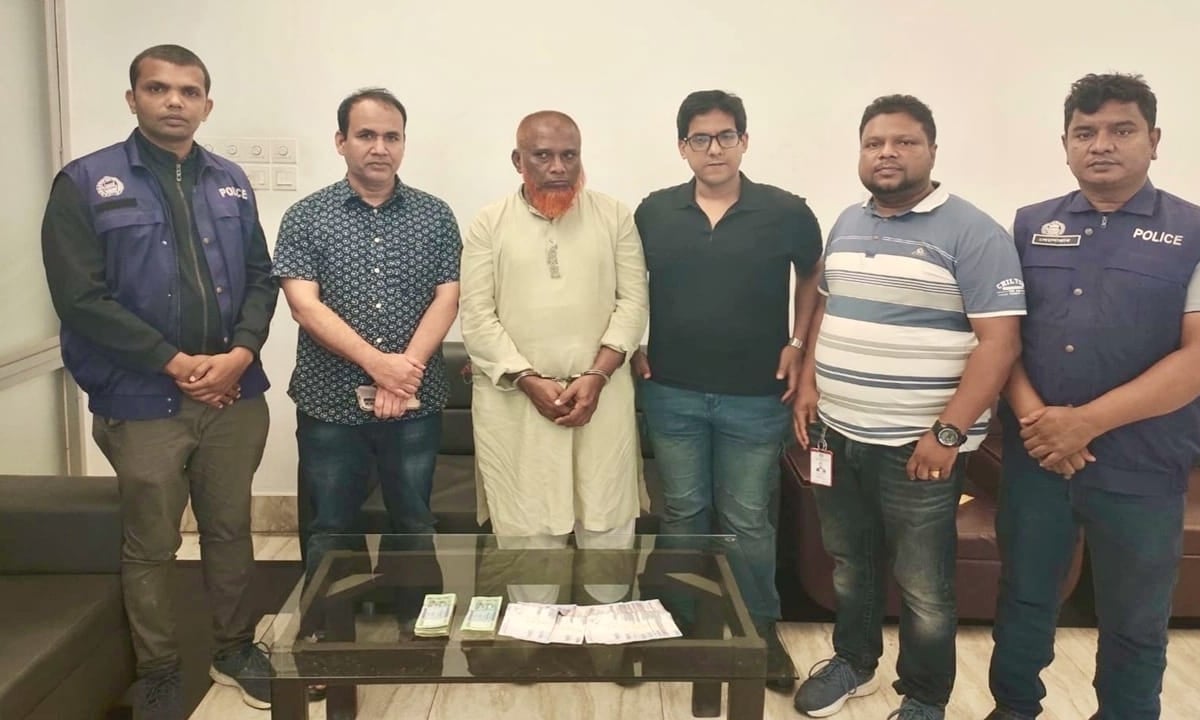 হজক্যাম্পে চুরির ঘটনায় গ্রেপ্তার দুই