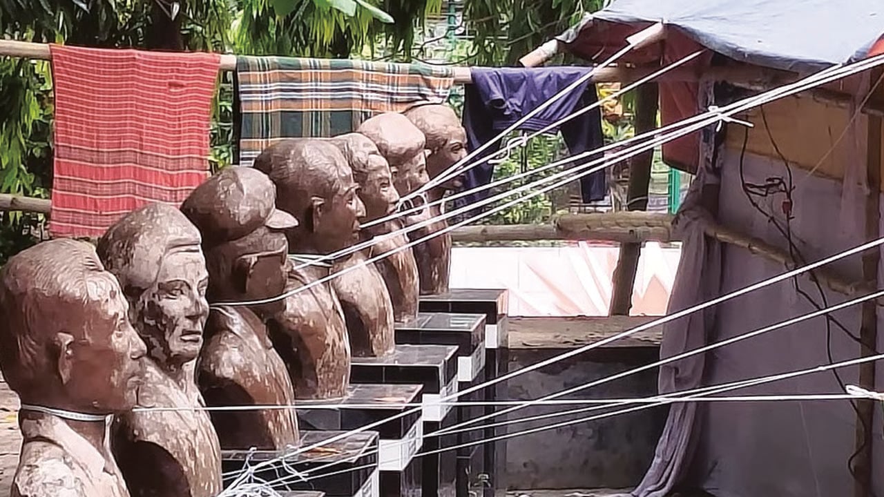 ৭ বীরশ্রেষ্ঠের ভাস্কর্যের গলায় স্টলের দড়ি বাঁধা