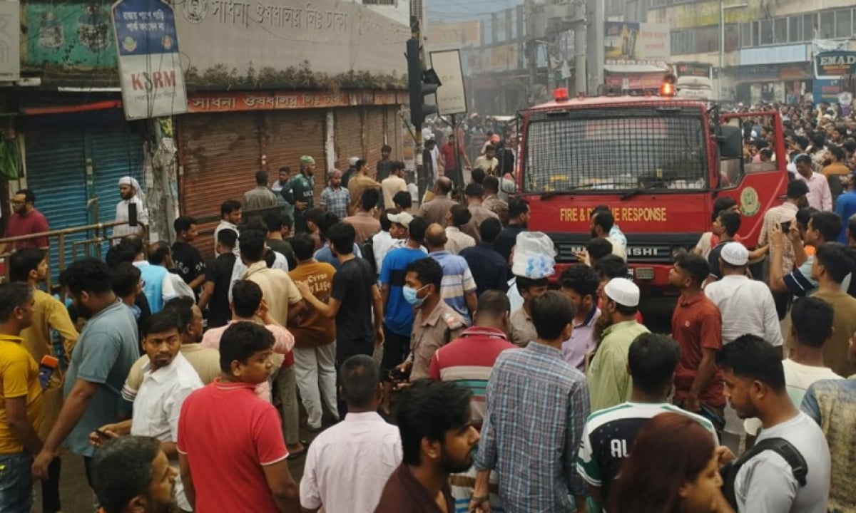 গুলিস্তানে জুতার গোডাউনের আগুন নিয়ন্ত্রণে