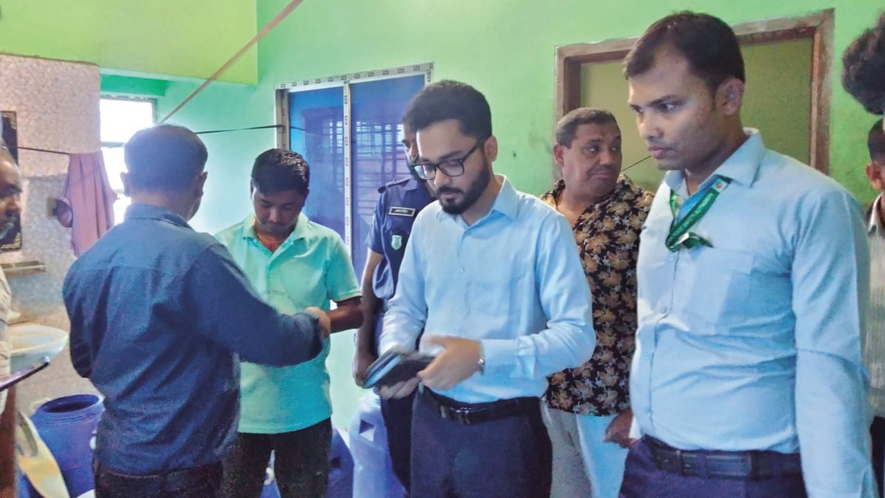 দুধে ভেজাল মেশানোর দায়ে ব্যবসায়ীকে কারাদণ্ড