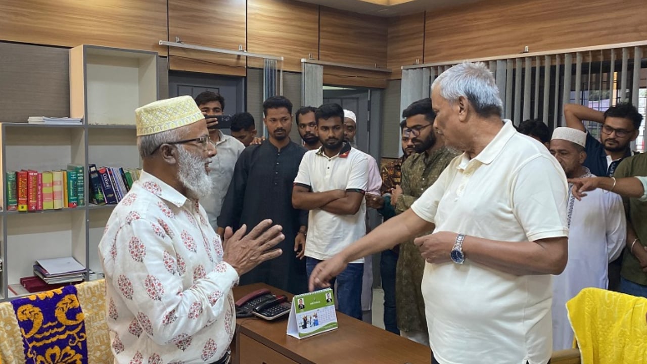 এমপির মধ্যস্থতায় বহিষ্কৃত ছাত্রদল নেতাদের ক্ষমা করলেন অধ্যক্ষ