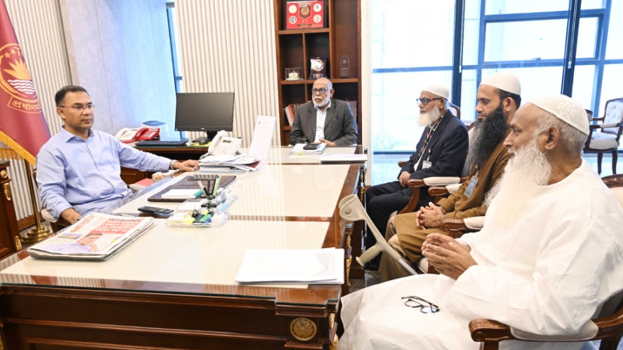 প্রধানমন্ত্রীর সঙ্গে ওয়াকফ প্রশাসকের সৌজন্য সাক্ষাৎ