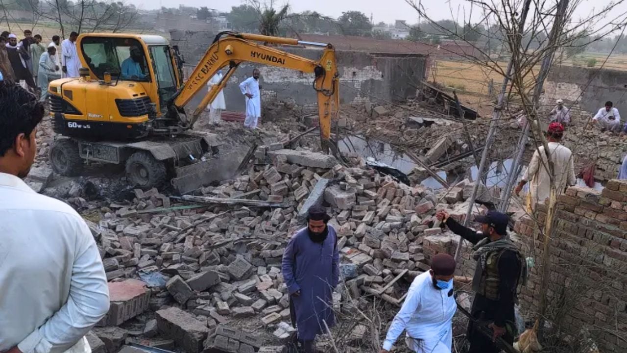 পাকিস্তানে পুলিশ ফাঁড়িতে গাড়ি বোমা হামলায় ১২ কর্মকর্তা নিহত