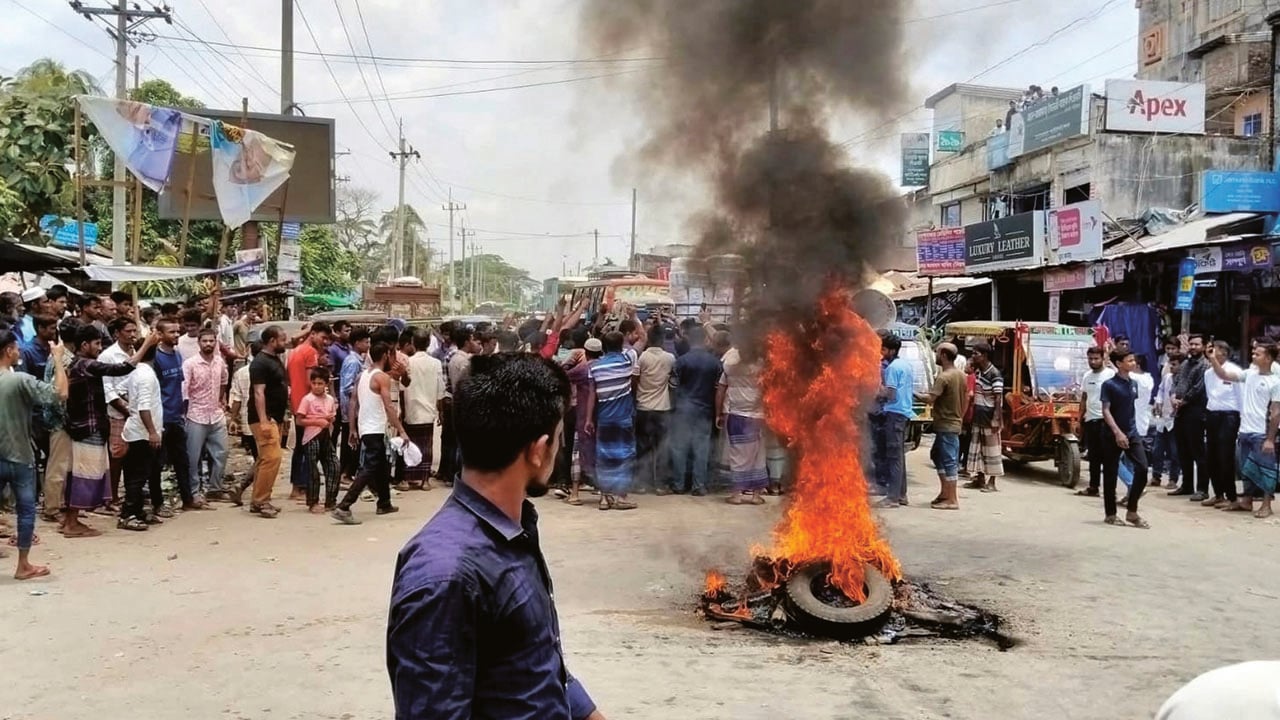 ছাত্রদলের সাবেক নেতার মুক্তি দাবিতে সড়ক অবরোধ