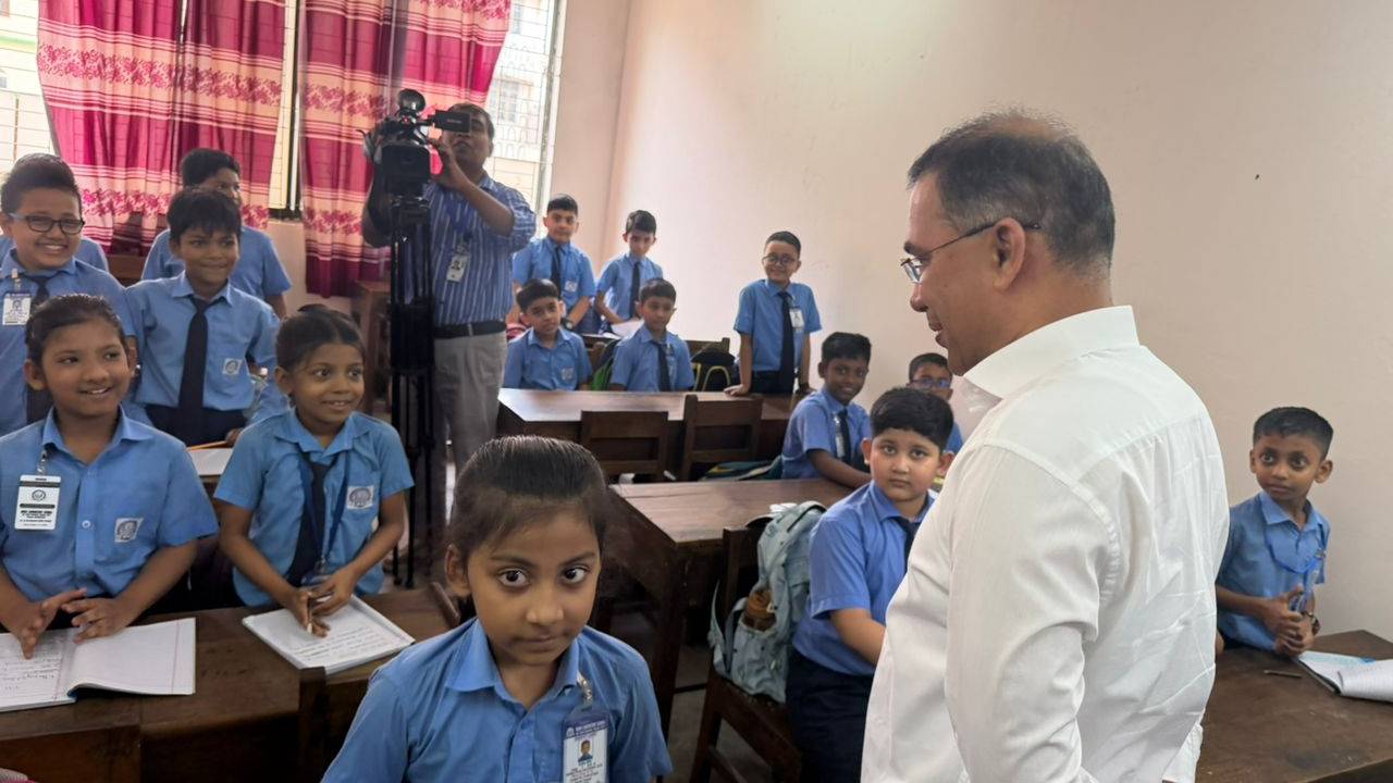 রাজধানীর বিয়াম ল্যাবরেটরি স্কুল পরিদর্শনে প্রধানমন্ত্রী