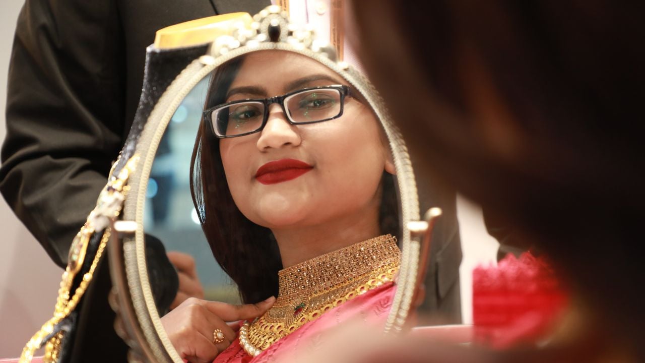 আজ যে দামে বিক্রি হচ্ছে স্বর্ণ