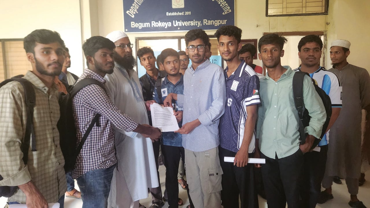 বেরোবিতে শিক্ষার্থীদের কাছ থেকে অতিরিক্ত ফি নেওয়ার অভিযোগ