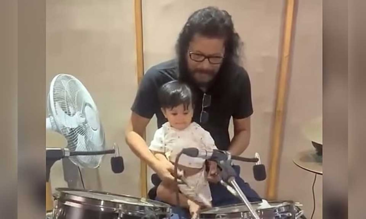 ছেলেকে ড্রামস বাজানো শেখাচ্ছেন জেমস