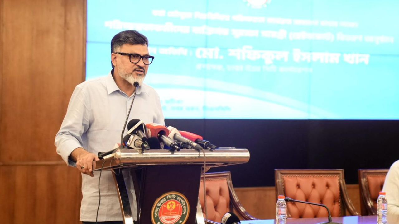 রেইনকোট পেল ডিএনসিসির পরিচ্ছন্নতাকর্মীরা ২
