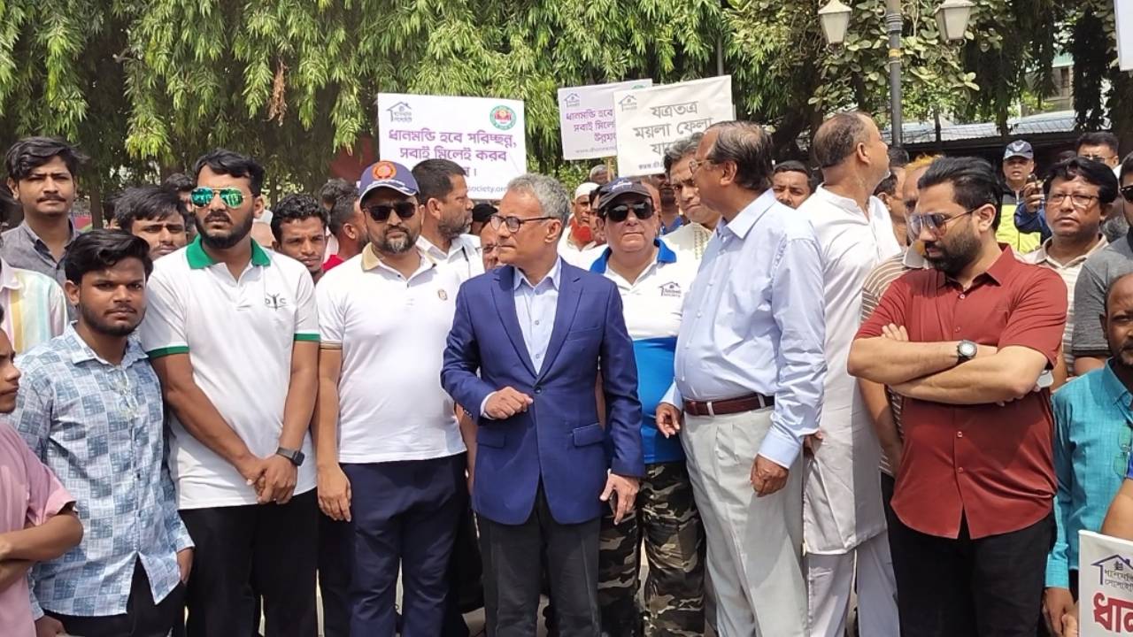 পরিচ্ছন্নতা ও মশক নিধন অভিযানে সেতুমন্ত্রী শেখ রবিউল ইসলামসহ অন্যরা।