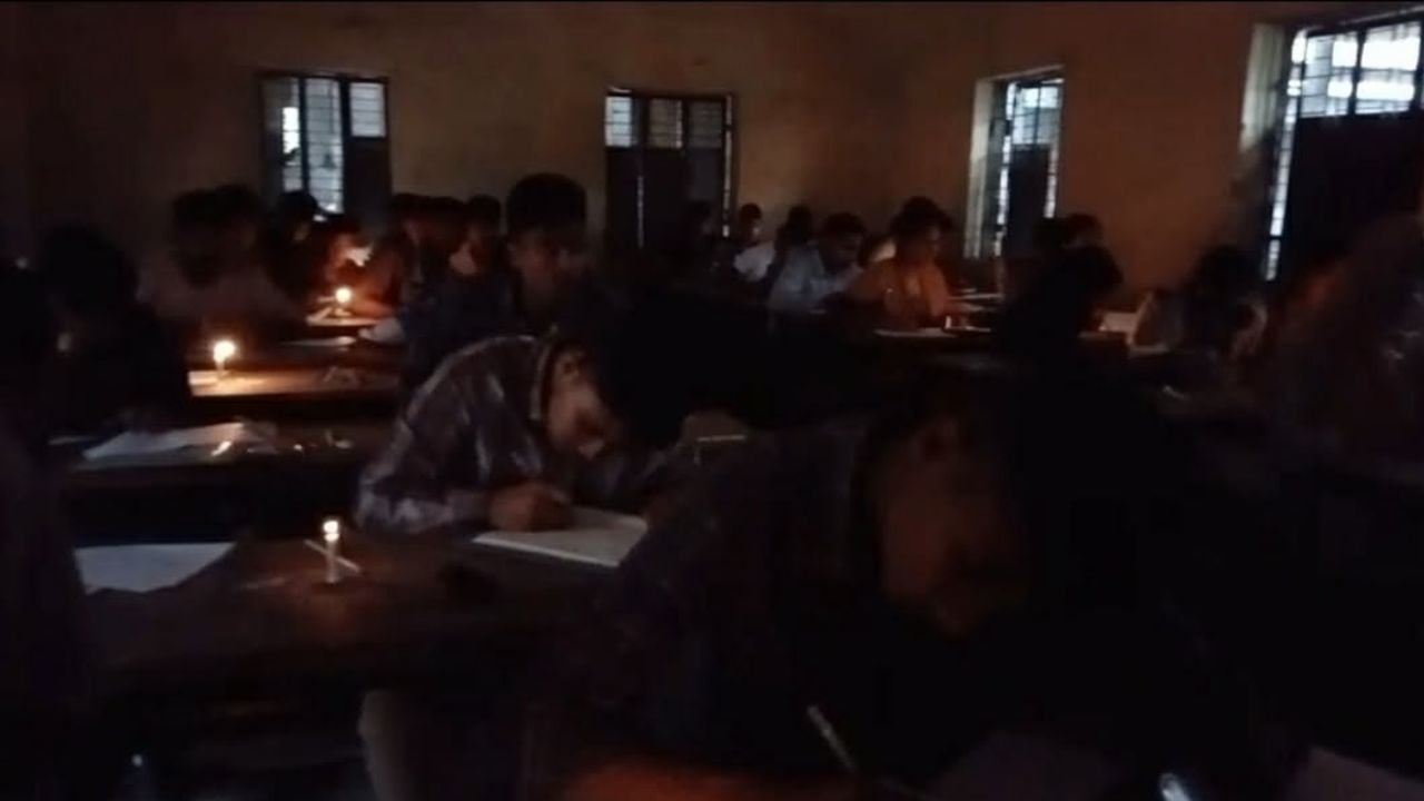 রংপুরে মোমবাতি জ্বালিয়ে এসএসসি পরীক্ষা