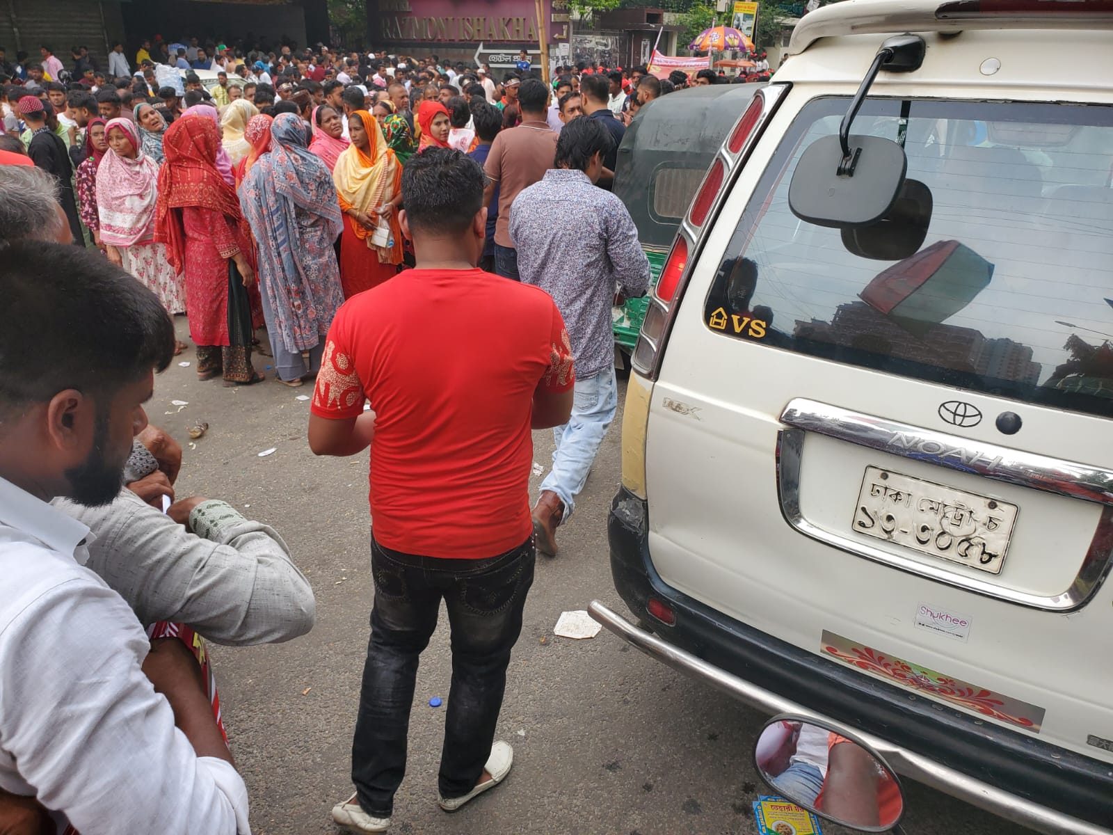 পিছিয়ে নেই নারীরাও। দলে দলে যোগ দিয়েছেন অনুষ্ঠানে